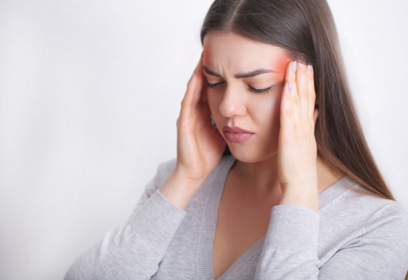 Sau khi tiêm vaccine, bạn có thể gặp một số phản ứng phụ. Các phản ứng này thường nhẹ và sẽ tự hết sau vài ngày.