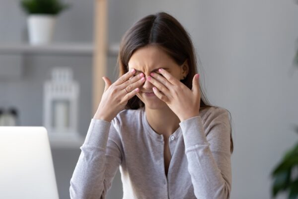 Bệnh có thể ảnh hưởng tiêu cực đến cảm xúc cũng như chất lượng sống của người mắc.