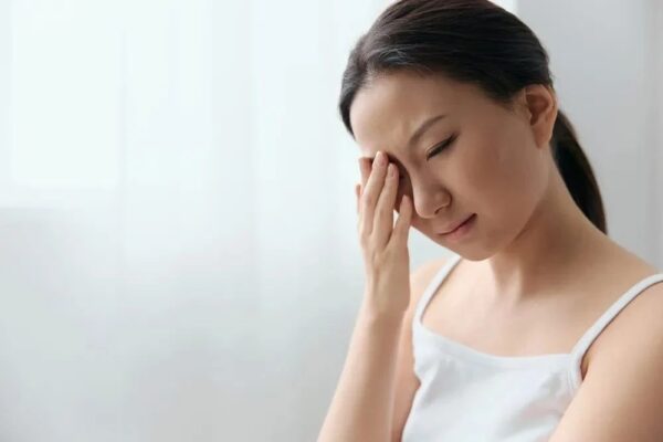 Khi bị đau mắt đỏ, người bệnh có thể cảm thấy ngứa và muốn dụi mắt.