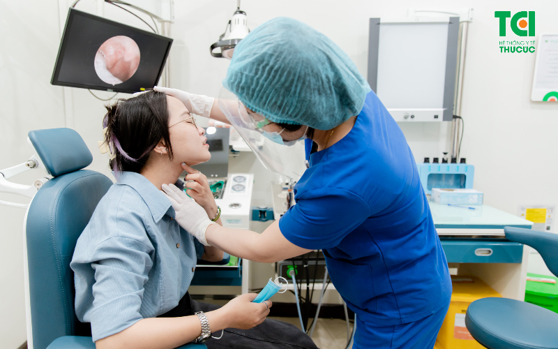Cách lấy xương cá đâm vào họng tại Thu Cúc