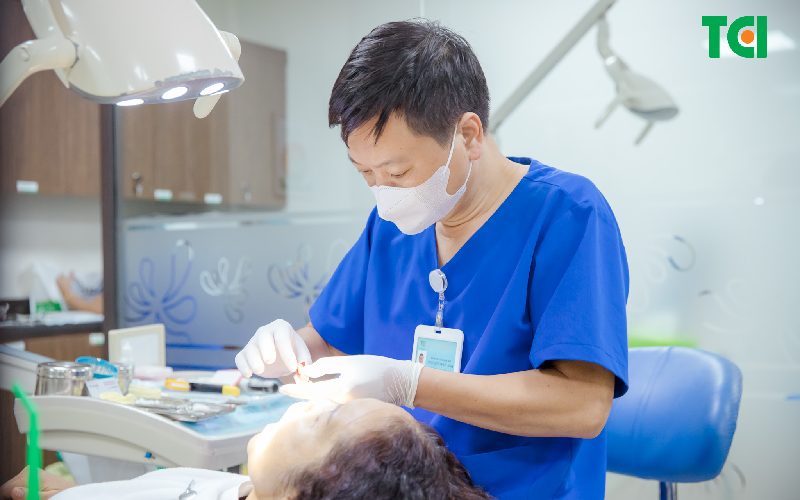 tìm cách cạo vôi và tẩy trắng răng
