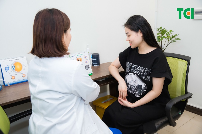 Nên đi khám bác sĩ khi có triệu chứng đau mắt đỏ
