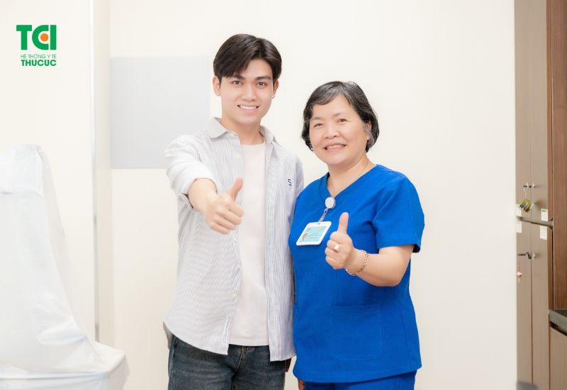 Tham khảo ý kiến chuyên gia; bác sĩ nhãn khoa có thể đưa ra những lời khuyên hữu ích về loại tròng kính phù hợp nhất với bạn.