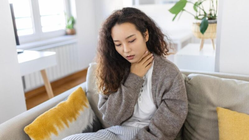 Tình trạng viêm nhiễm này làm tăng nhạy cảm của thực quản, dẫn đến co thắt cơ trơn của ống thực quản