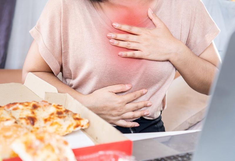 Ợ hơi sau khi ăn: Nguyên nhân và cơ chế hình thành