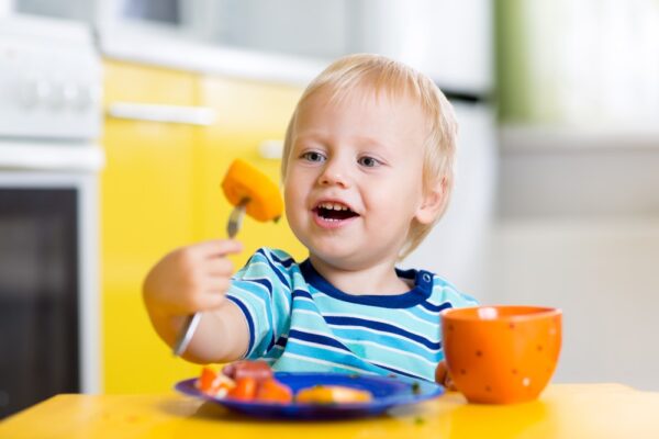 Chia nhỏ bữa ăn có thể giúp trẻ ăn ngon và ăn được nhiều hơn.