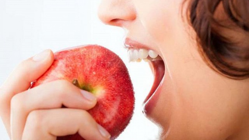 Giải đáp trào ngược dạ dày ăn táo được không?