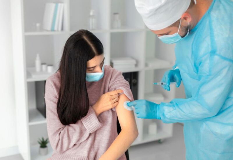 Giải đáp chi tiết thắc mắc: Có nên tiêm 2 mũi vắc-xin một lúc?