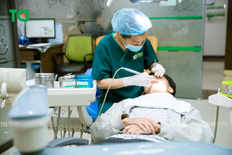 Trang thiết bị hiện đại là yếu tố quan trọng giúp quá trình lấy cao răng diễn ra an toàn, nhanh chóng và ít đau hơn.