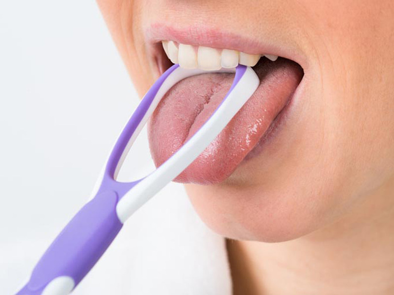Chải lưỡi cũng là một thói quen mà nhiều người bỏ qua, trong khi đây lại là nơi vi khuẩn thường xuyên tích tụ nhiều nhất.