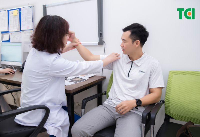 cách chữa trật khớp vai tại nhà