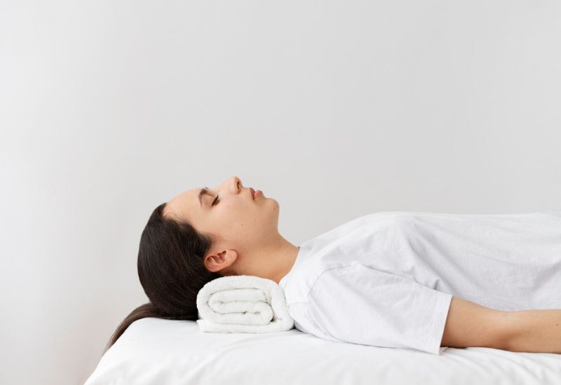 Nằm ngửa khi bị gãy xương sườn