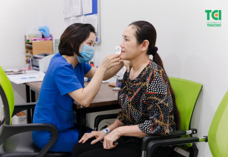 Không nên tự ý nặn mụn u bã đậu mà nên đi thăm khám với bác sĩ 