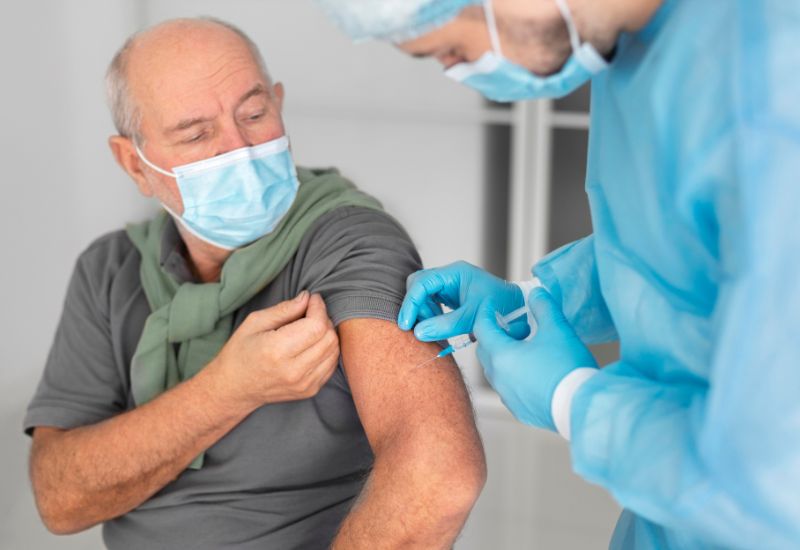 Giải đáp chi tiết thắc mắc: Người già có nên tiêm vắc-xin không?