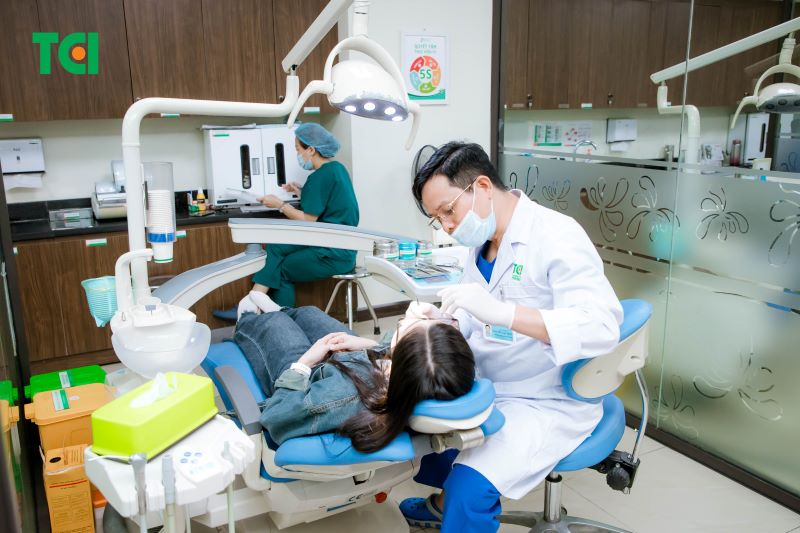 Bác sĩ nha khoa tại TCI không chỉ giỏi chuyên môn mà còn khiến đa số khách hàng yên tâm vì tư vấn kỹ càng.