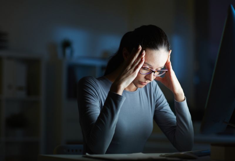 Stress và thay đổi hormone có thể làm gia tăng nguy cơ nổi mụn sau khi tiêm vắc-xin.