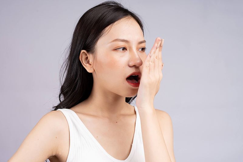 Hơi thở có mùi không thơm tho là những dấu hiệu cho thấy lợi bạn đang sưng viêm.