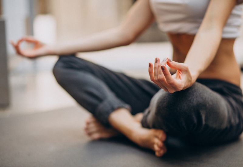 Duy trì lối sống lành mạnh, tập thể dục đều đặn và giảm stress cũng có thể giúp tăng cường hệ miễn dịch, từ đó hỗ trợ cơ thể phản ứng tốt hơn với vắc-xin.