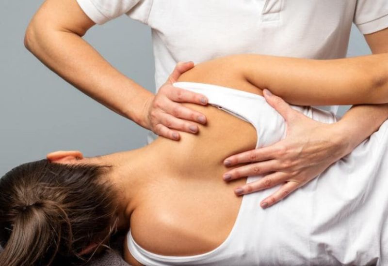 bị trật khớp vai không nên thử bẻ (nắn chỉnh).