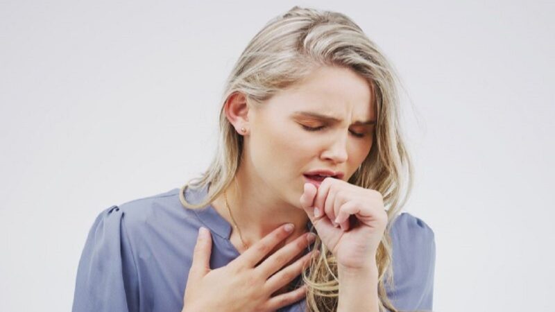 Acid trào ngược lên có thể gây kích thích cổ họng, dẫn đến ho kéo dài
