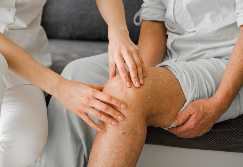cách xử trí khi bị trật khớp đầu gối