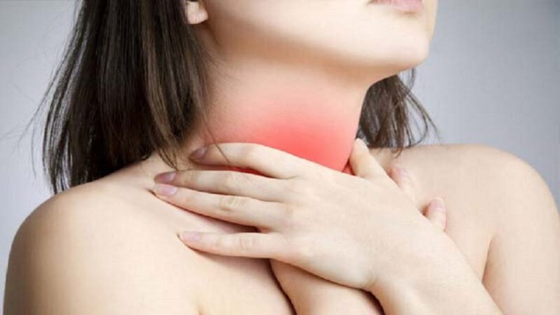 Ho có thể đi kèm cảm giác rát họng do dịch axit trào lên gây kích ứng niêm mạc họng