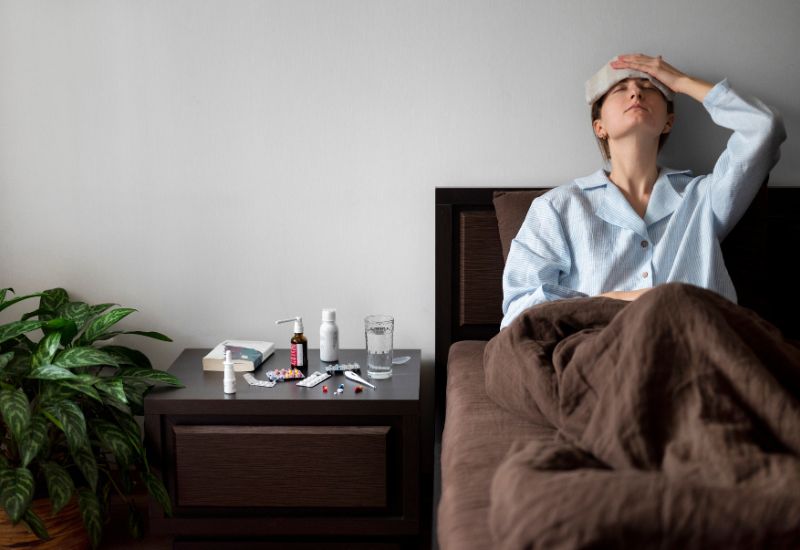 Sử dụng khăn ấm - Lưu ý quan trọng trong cách hạ sốt sau khi tiêm vắc-xin