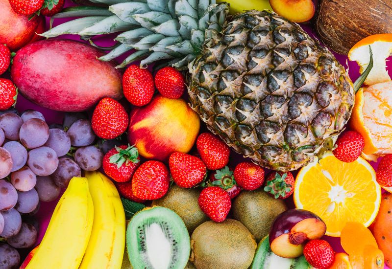 Các loại trái cây giàu vitamin C như cam, quýt, kiwi không chỉ giúp tăng cường hệ miễn dịch mà còn hỗ trợ quá trình hạ sốt.