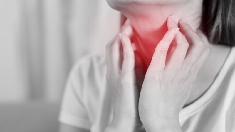 Người bệnh sẽ gặp phải tình trạng khó nuốt hoặc cảm giác vướng ở cổ họng