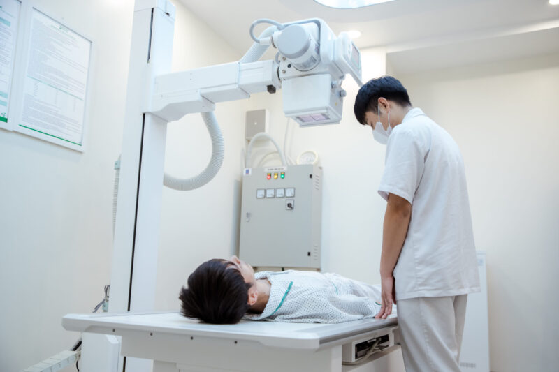 Thăm khám trước khi thực hiện kỹ thuật tán sỏi nội soi ngược dòng