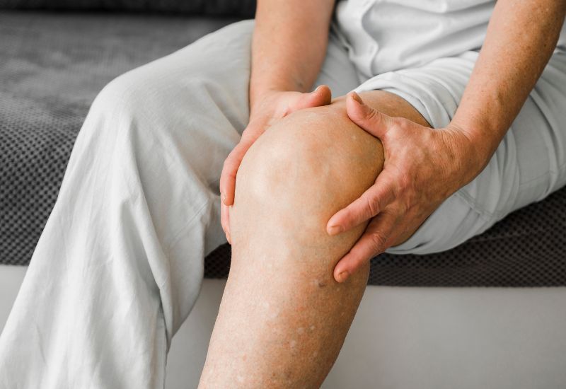 Người mắc các bệnh tự miễn như lupus ban đỏ hệ thống, viêm khớp dạng thấp, hoặc xơ cứng bì cần được đánh giá cẩn thận trước khi tiêm vắc-xin.