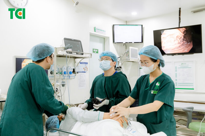Thăm khám bác sĩ chuyên khoa để được chẩn đoán chính xác nguyên nhân liên tục bị ợ hơi