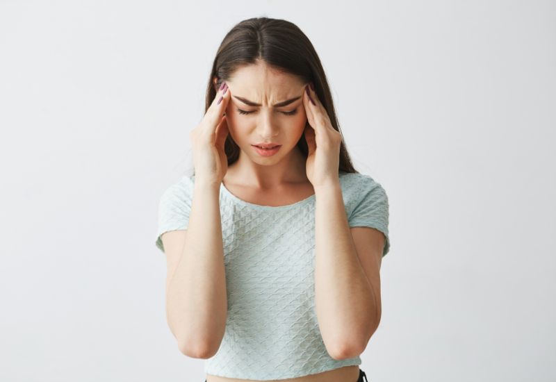 Trong một số trường hợp hiếm gặp, tai biến nặng có thể biểu hiện dưới dạng các rối loạn thần kinh như co giật; liệt cục bộ hoặc toàn thân; rối loạn ý thức; đau đầu dữ dội kéo dài.