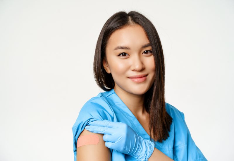 Bạn có thể đặt một miếng băng cá nhân lên vị trí tiêm để bảo vệ vết thương khỏi bụi bẩn và vi khuẩn.