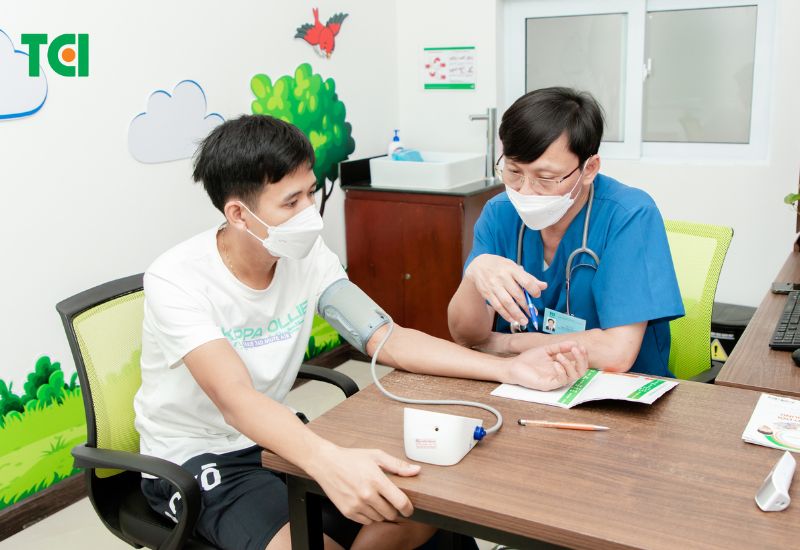 Trước khi tiêm vắc-xin, hãy cung cấp đầy đủ thông tin về tiền sử bệnh lý của bạn cho nhân viên y tế.