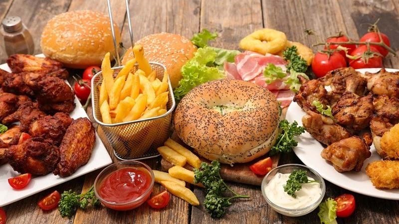 Tránh các loại thực phẩm dễ gây trào ngược như đồ ăn chiên rán, thực phẩm cay nóng