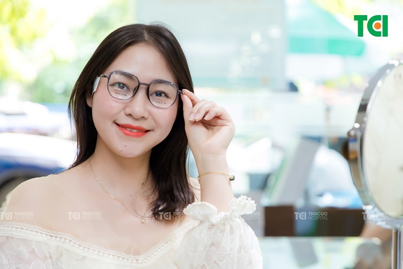 Khi không tiếp xúc với ánh mặt trời, kính có màu trong suốt