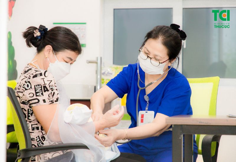 Trước khi quyết định tiêm vắc-xin tả cho trẻ, cha mẹ nên trao đổi với bác sĩ nhi khoa về tình trạng sức khỏe của trẻ, lịch sử tiêm chủng và các yếu tố nguy cơ có thể ảnh hưởng đến việc tiêm vắc-xin.