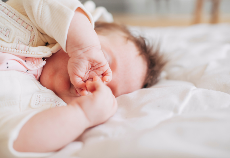 Có nhiều cách để giúp trẻ trở lại với thói quen bú bình thường sau khi tiêm vắc-xin.