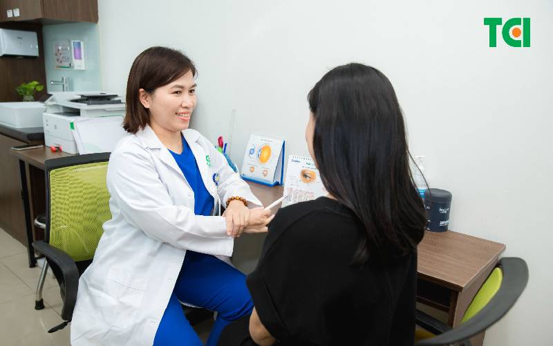 Cắt kính áp tròng cận chờ đợi bao lâu