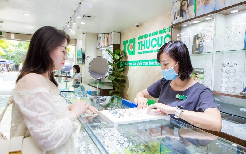 Cắt mắt kính cận mỏng bảo hành bao lâu