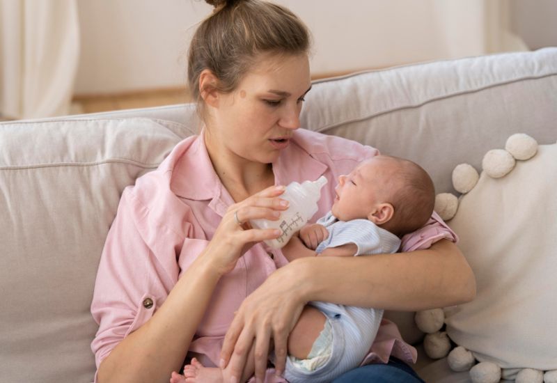 Để đảm bảo an toàn và hiệu quả khi tiêm chủng cho trẻ sinh non, cha mẹ cần lưu ý một số vấn đề; trong đó, có vấn đề cho trẻ ăn no trước khi tiêm.