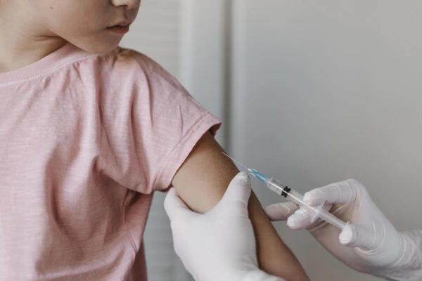 Sau khi tiêm vắc-xin, cơ thể bắt đầu kích hoạt hệ thống miễn dịch để tạo ra kháng thể.