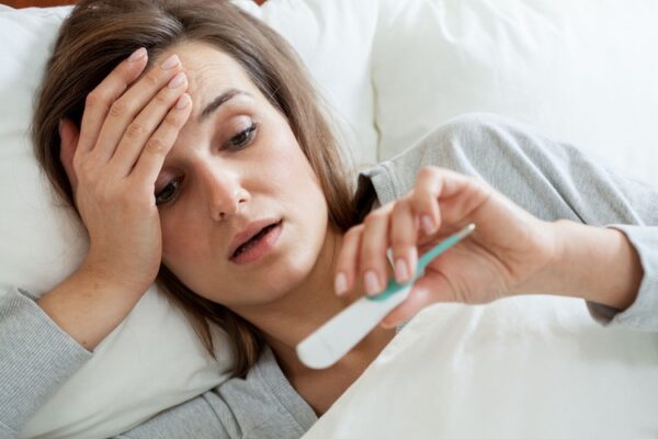 Sốt nhẹ là một trong những dấu hiệu thường gặp sau khi tiêm vắc-xin.