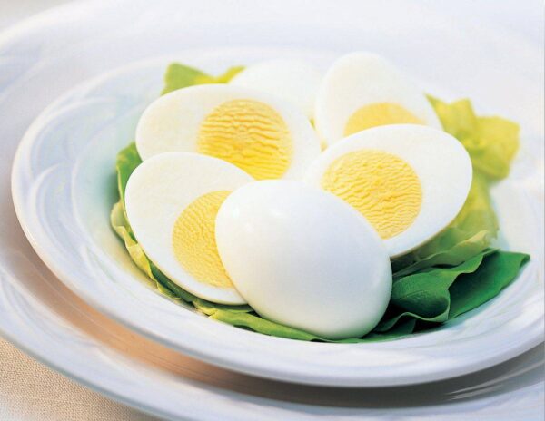 Trứng, với lượng protein cao và các dưỡng chất thiết yếu, là một lựa chọn tuyệt vời để bổ sung sau khi tiêm.