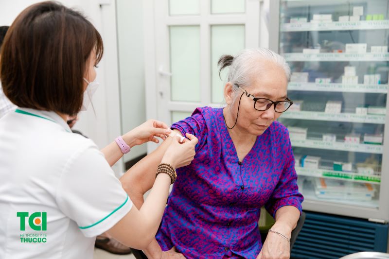 Tiêm vắc xin là một phần thiết yếu của việc chăm sóc sức khỏe phòng ngừa cho người già.