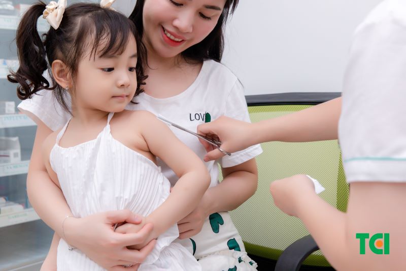 Trẻ được tiêm vắc xin, hệ miễn dịch của các em sẽ có khả năng nhận diện và tấn công các tác nhân gây bệnh.