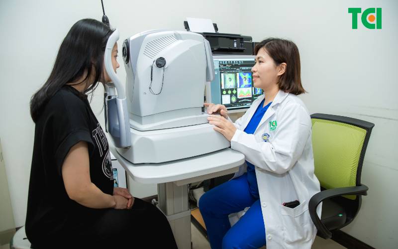 Đo mắt cắt Tròng kính loạn đổi màu