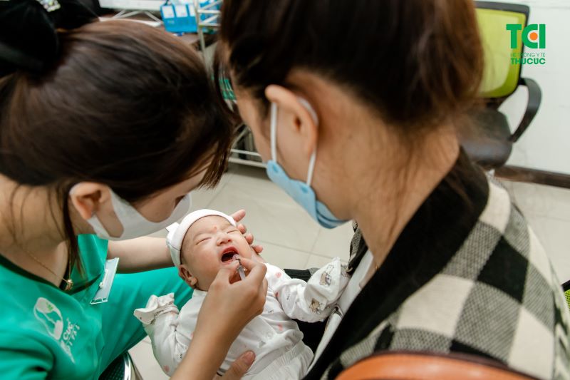 Khi trẻ uống vắc xin, các thành phần virus đã được làm yếu hoặc bất hoạt sẽ xâm nhập vào hệ thống miễn dịch.