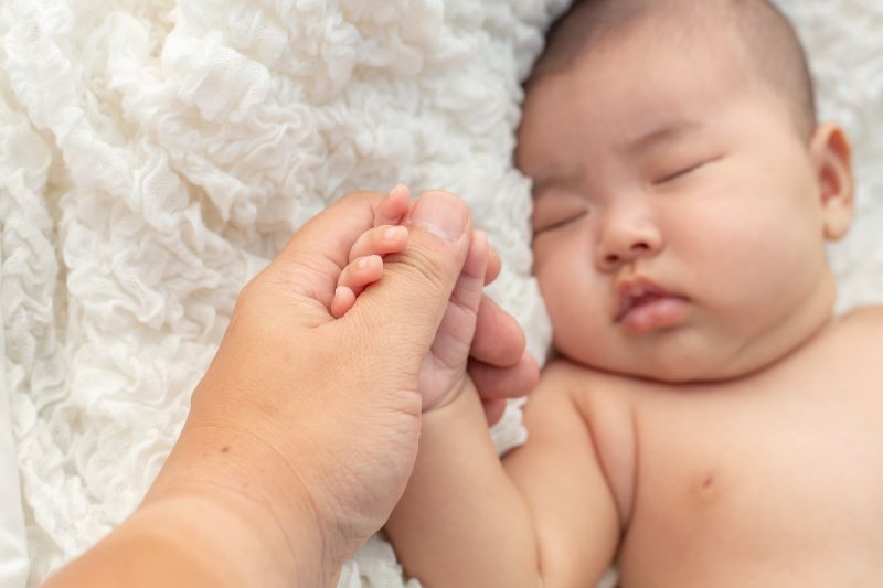 Trẻ sơ sinh có nguy cơ cao nhiễm viêm gan B nếu mẹ bị nhiễm virus HBV, đặc biệt là trong quá trình sinh nở.